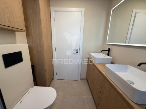 Excelente t2 renovado com varanda em queluz