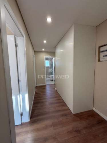 Excelente t2 renovado com varanda em queluz