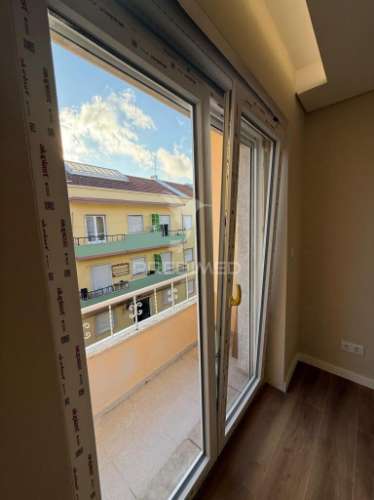 Excelente t2 renovado com varanda em queluz