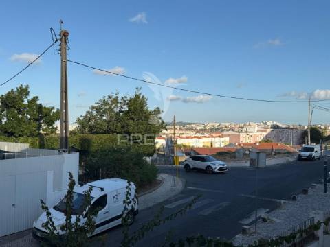 Excelente t2 renovado com varanda em queluz