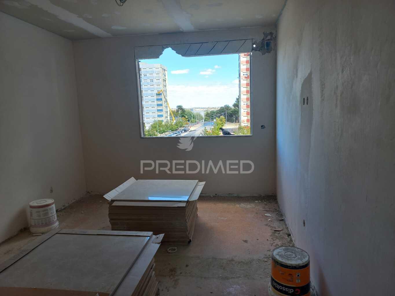 Apartamento t2 – santo antónio da charneca - em fase de renovação