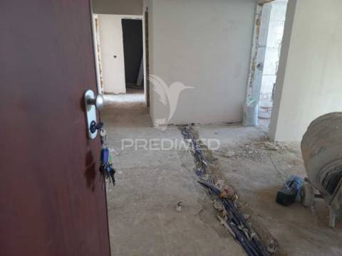 Apartamento t2 – santo antónio da charneca - em fase de renovação