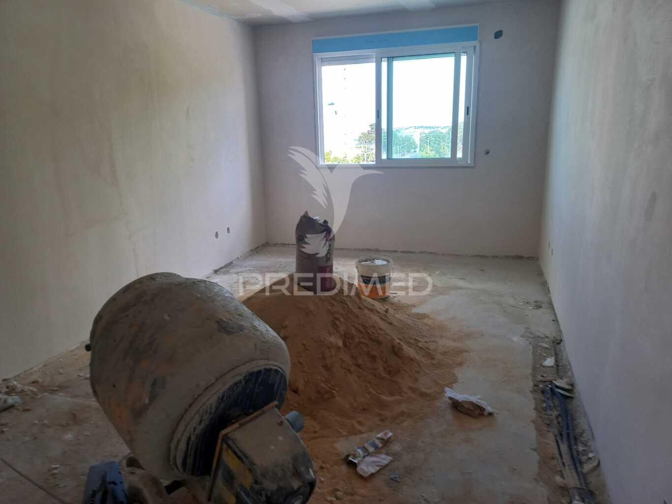 Apartamento t2 – santo antónio da charneca - em fase de renovação