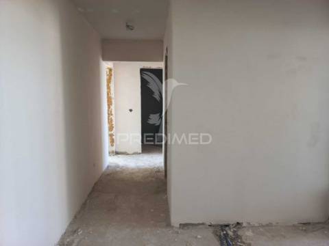 Apartamento t2 – santo antónio da charneca - em fase de renovação