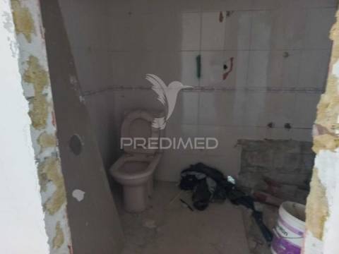 Apartamento t2 – santo antónio da charneca - em fase de renovação