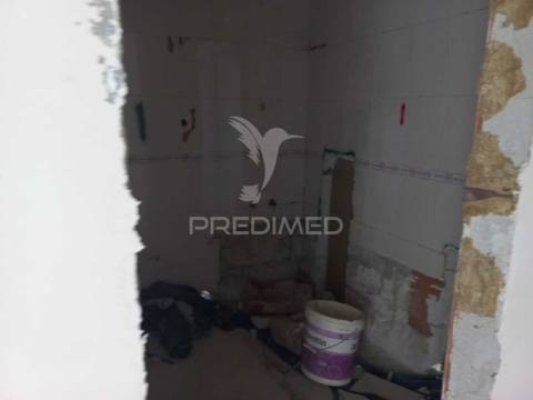 Apartamento t2 – santo antónio da charneca - em fase de renovação