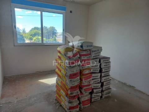 Apartamento t2 – santo antónio da charneca - em fase de renovação