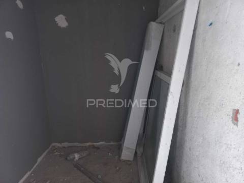 Apartamento t2 – santo antónio da charneca - em fase de renovação