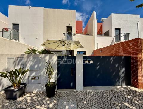 Moradia t3 com cave, rooftop e vista mar – olhão