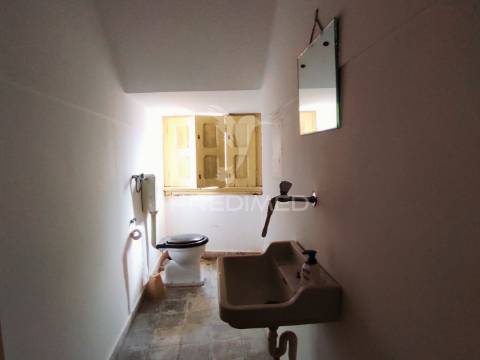 Moradia t4 com 2 pisos independentes - habitação e antigo espaço comercial