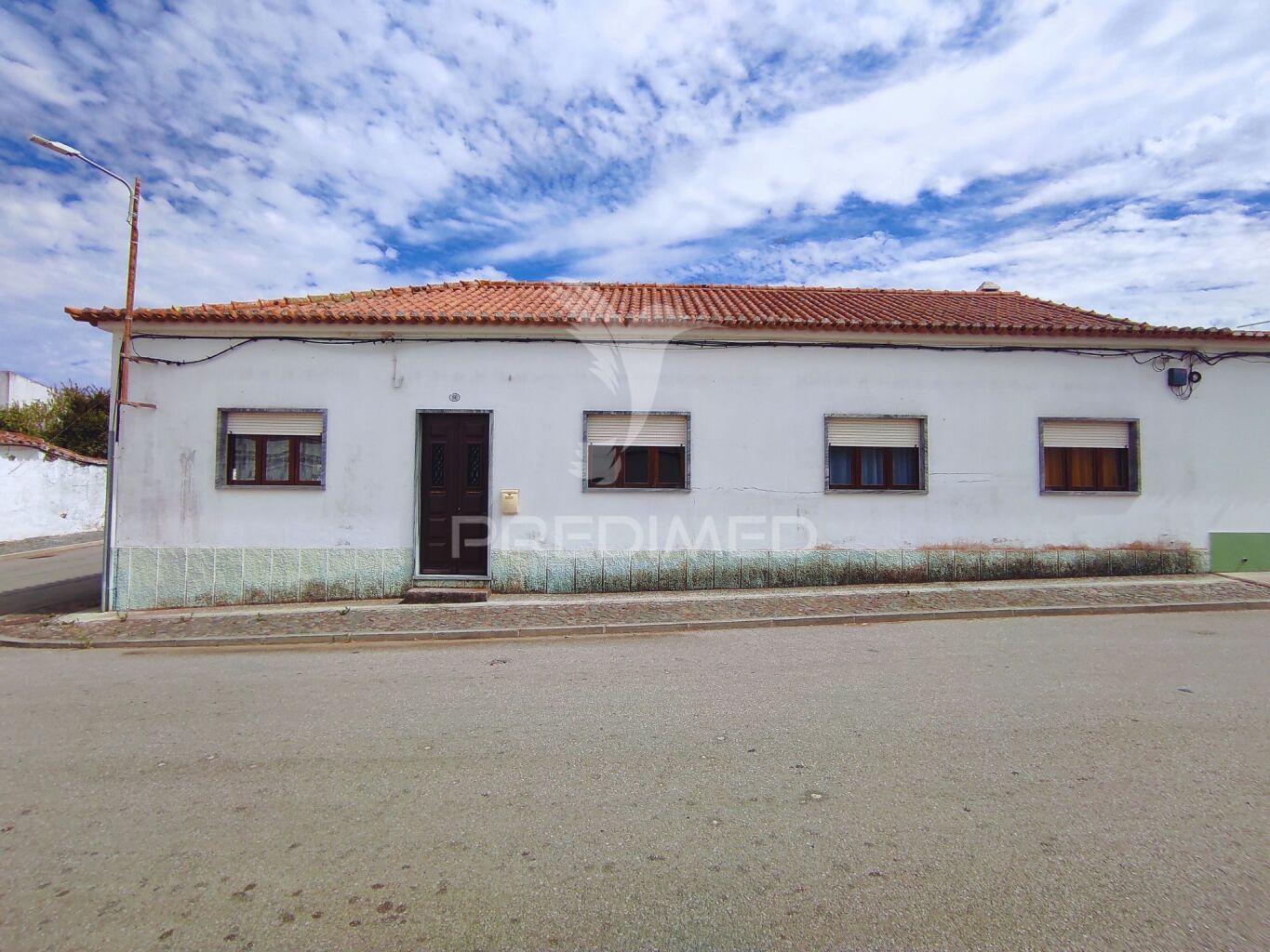 Moradia t4 com amplo espaço de quintal