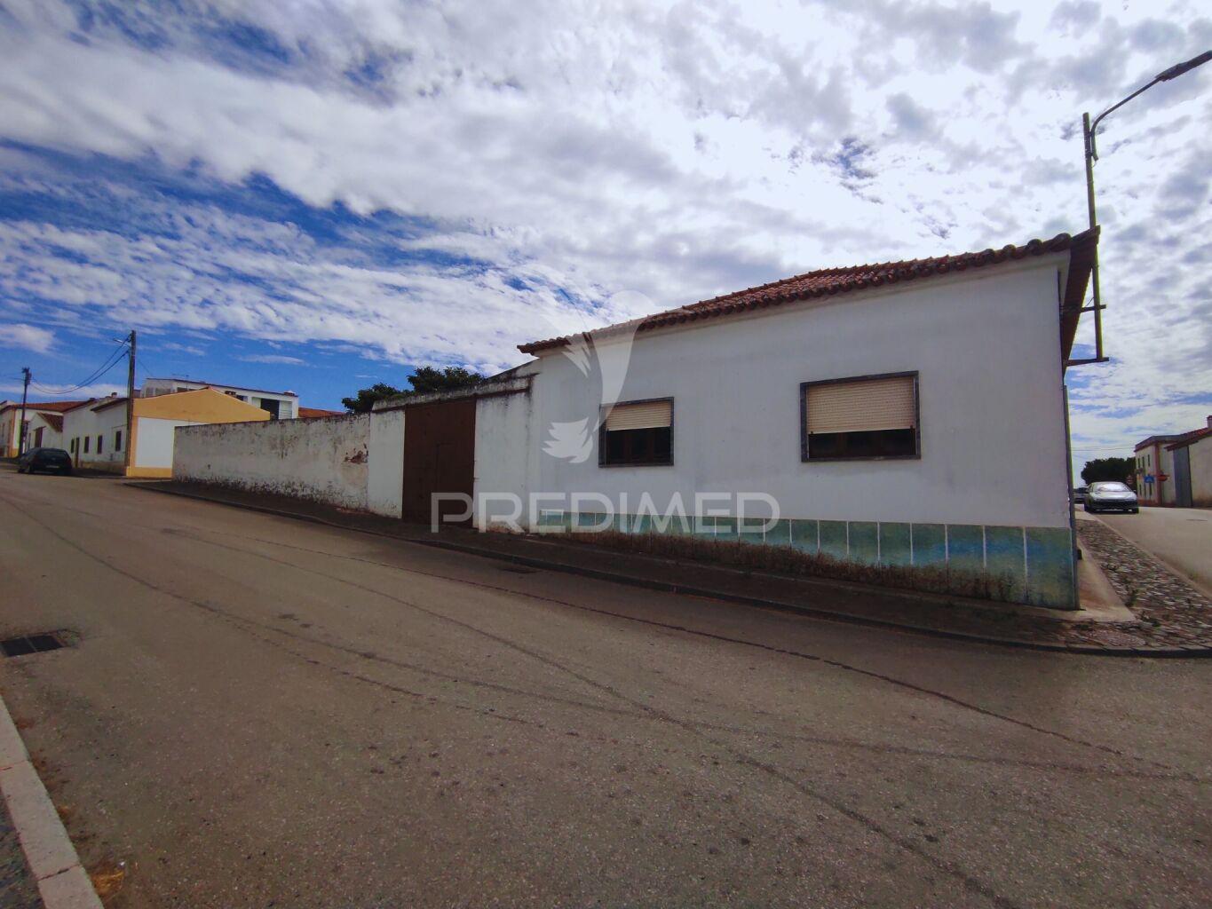 Moradia t4 com amplo espaço de quintal