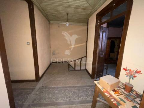 Imóvel para reconstruir santa comba /v.n.foz coa )
