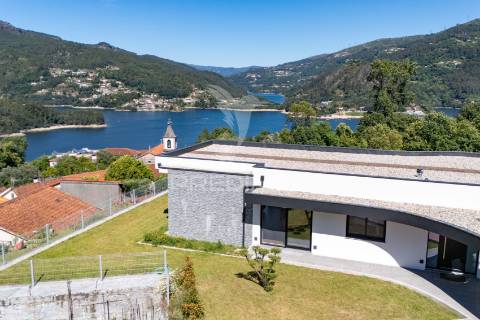 Moradia térrea t3 - rio caldo - gerês (com vistas rio)