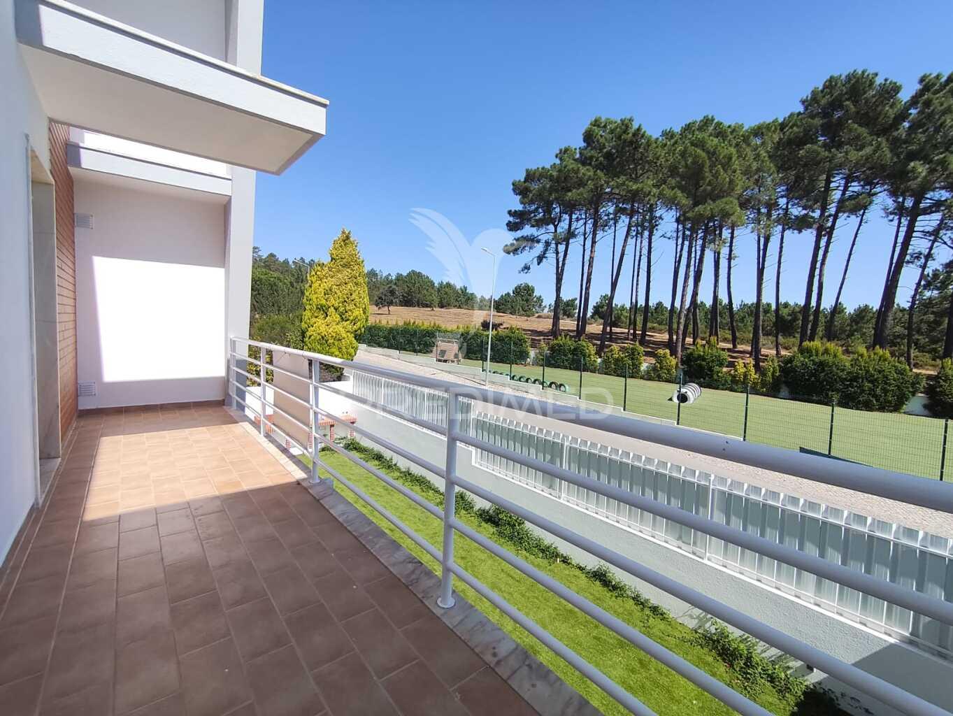 Fantástica moradia t4 com jardim e garagem, sesimbra.