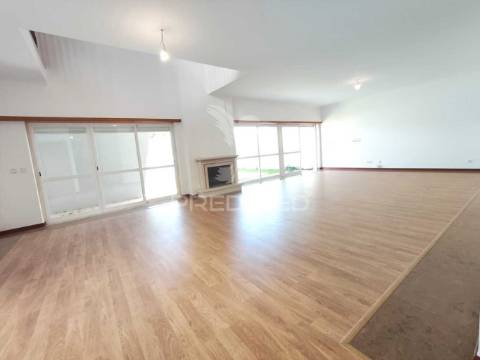 Fantástica moradia t4 com jardim e garagem, sesimbra.