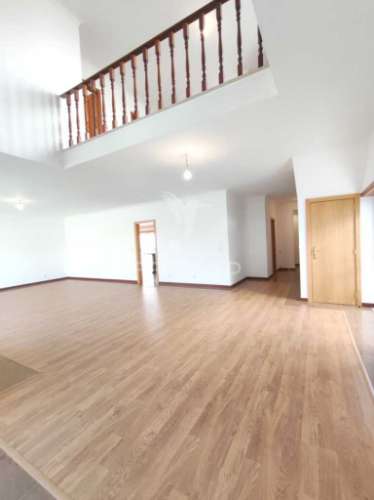 Fantástica moradia t4 com jardim e garagem, sesimbra.