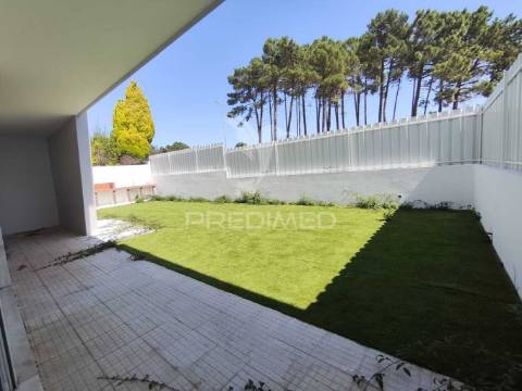 Fantástica moradia t4 com jardim e garagem, sesimbra.