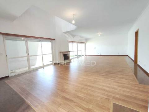 Fantástica moradia t4 com jardim e garagem, sesimbra.