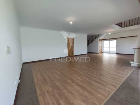 Fantástica moradia t4 com jardim e garagem, sesimbra.
