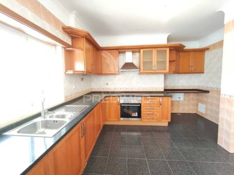 Fantástica moradia t4 com jardim e garagem, sesimbra.