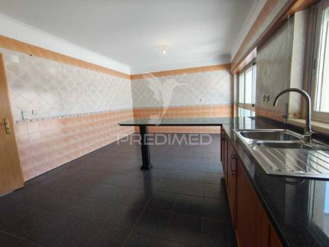 Fantástica moradia t4 com jardim e garagem, sesimbra.