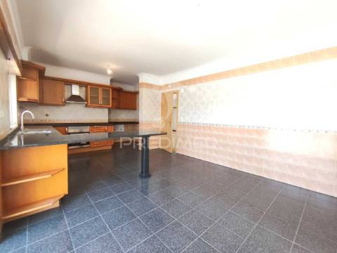 Fantástica moradia t4 com jardim e garagem, sesimbra.
