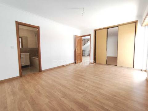 Fantástica moradia t4 com jardim e garagem, sesimbra.
