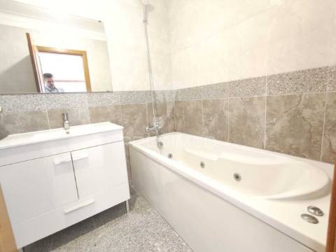 Fantástica moradia t4 com jardim e garagem, sesimbra.