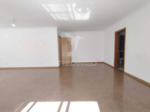 Fantástica moradia t4 com jardim e garagem, sesimbra.