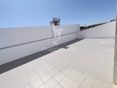 Fantástica moradia t4 com jardim e garagem, sesimbra.