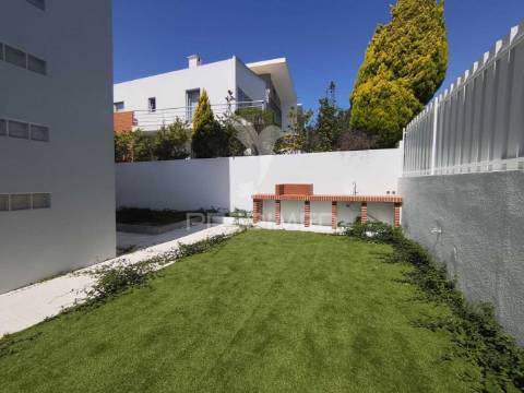 Fantástica moradia t4 com jardim e garagem, sesimbra.