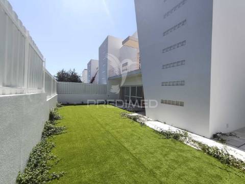 Fantástica moradia t4 com jardim e garagem, sesimbra.