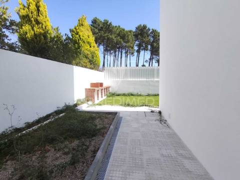 Fantástica moradia t4 com jardim e garagem, sesimbra.