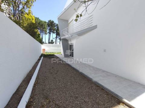 Fantástica moradia t4 com jardim e garagem, sesimbra.