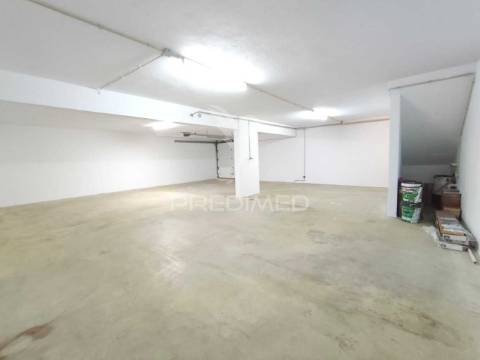 Fantástica moradia t4 com jardim e garagem, sesimbra.