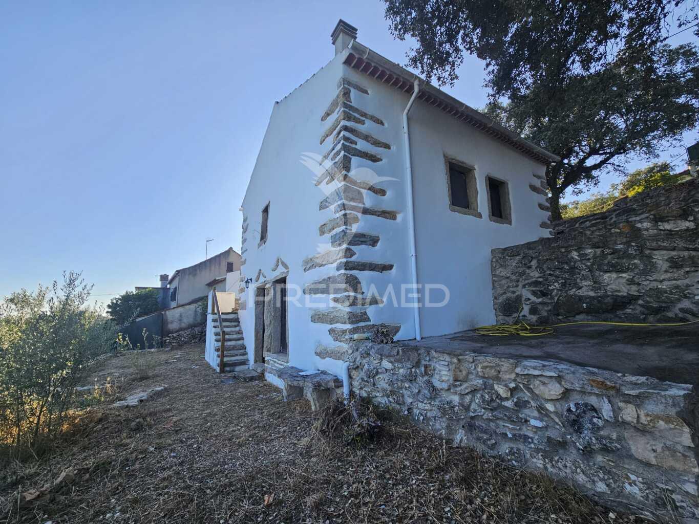 Casa remodelada em alvaiázere com terreno e zona de lazer