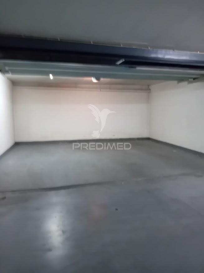 Garagem box com portão automático e saída direta para a rua.