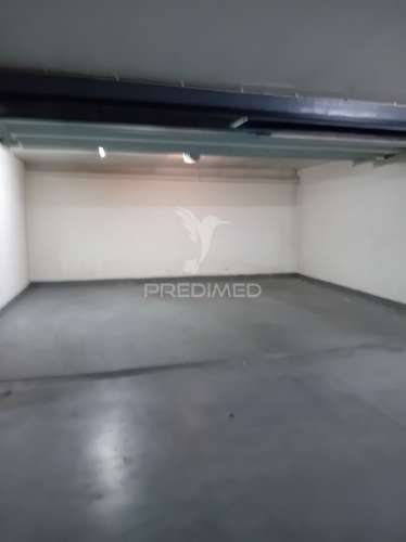 Garagem box com portão automático e saída direta para a rua.