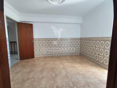 Apartamento t3 com arrecadação