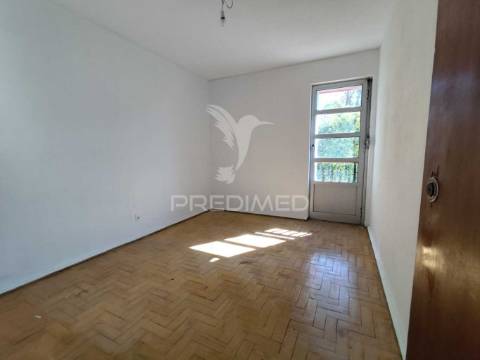 Apartamento t3 com arrecadação