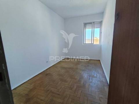 Apartamento t3 com arrecadação