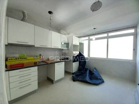 Apartamento t4 remodelado no forte da casa