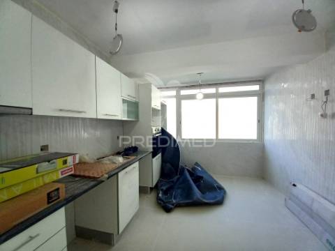 Apartamento t4 remodelado no forte da casa