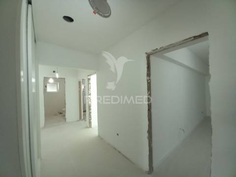 Apartamento t4 remodelado no forte da casa