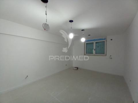 Apartamento t4 remodelado no forte da casa