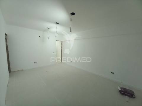 Apartamento t4 remodelado no forte da casa