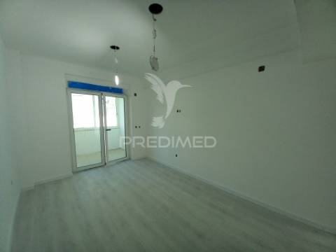 Apartamento t4 remodelado no forte da casa