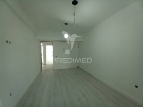 Apartamento t4 remodelado no forte da casa