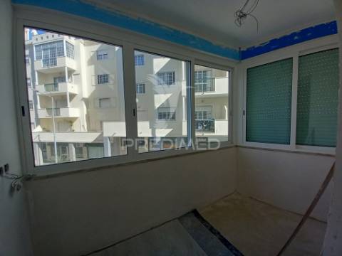 Apartamento t4 remodelado no forte da casa